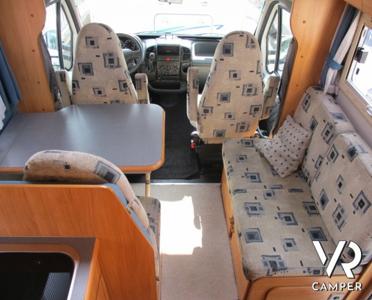 Adria Coral 660: camper mansardato usato, 6 posti letto, con ampia dinette, portabici, garage, rampa per moto, ottimo per famiglie, concessionaria cam