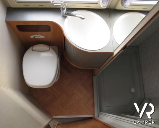 Adria Coral 660: camper mansardato usato, 6 posti letto, con ampia dinette, portabici, garage, rampa per moto, ottimo per famiglie, concessionaria cam