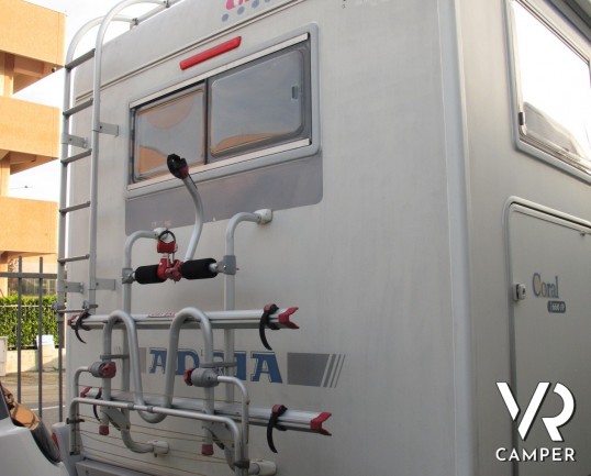 Adria Coral 660: camper mansardato usato, 6 posti letto, con ampia dinette, portabici, garage, rampa per moto, ottimo per famiglie, concessionaria cam