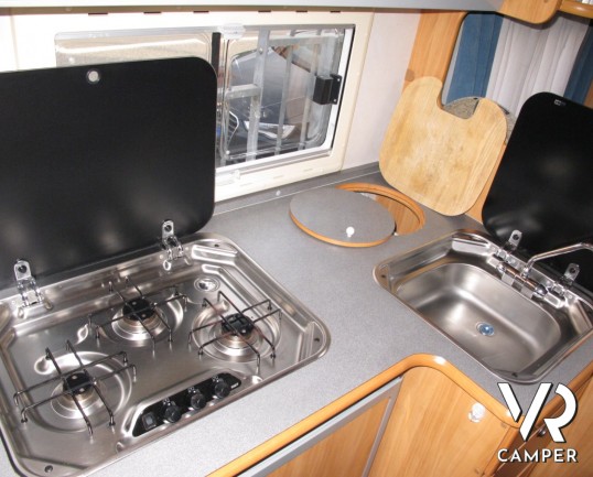 Adria Coral 660: camper mansardato usato, 6 posti letto, con ampia dinette, portabici, garage, rampa per moto, ottimo per famiglie, concessionaria cam