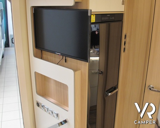 Burstner Lyseo TD Privilege 590 G: camper semintegrale 4 posti letto, con cucina ad angolo, letto basculante elettrico anteriore, patente B