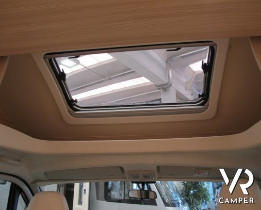 Burstner Lyseo TD Privilege 590 G: camper semintegrale 4 posti letto, con cucina ad angolo, letto basculante elettrico anteriore, patente B