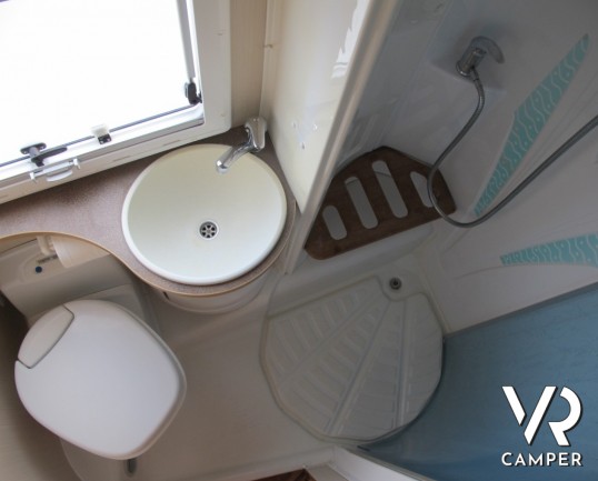 Challanger Mageo 163: camper usato mansardato, con letti a castello posteriori, ampia mansarda in resina, frgirorifero grande e doccia separata