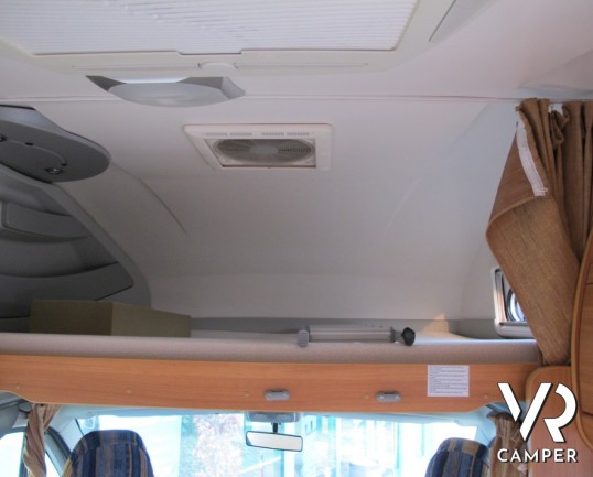 Challanger Mageo 163: camper usato mansardato, con letti a castello posteriori, ampia mansarda in resina, frgirorifero grande e doccia separata