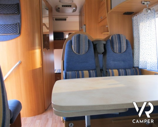 Challanger Mageo 163: camper usato mansardato, con letti a castello posteriori, ampia mansarda in resina, frgirorifero grande e doccia separata