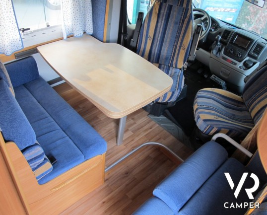 Challanger Mageo 163: camper usato mansardato, con letti a castello posteriori, ampia mansarda in resina, frgirorifero grande e doccia separata