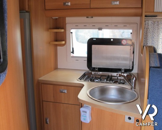 Challanger Mageo 163: camper usato mansardato, con letti a castello posteriori, ampia mansarda in resina, frgirorifero grande e doccia separata