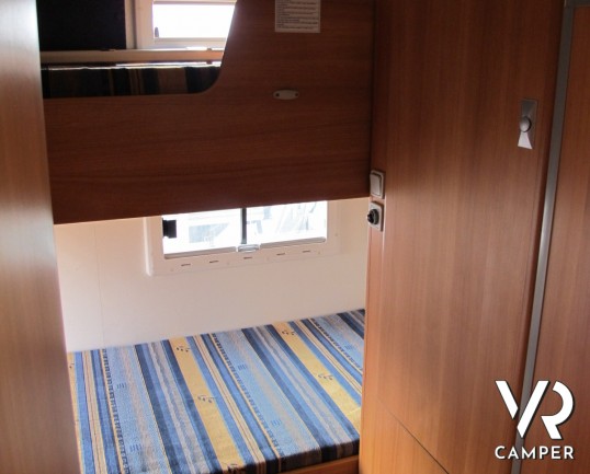 Challanger Mageo 163: camper usato mansardato, con letti a castello posteriori, ampia mansarda in resina, frgirorifero grande e doccia separata