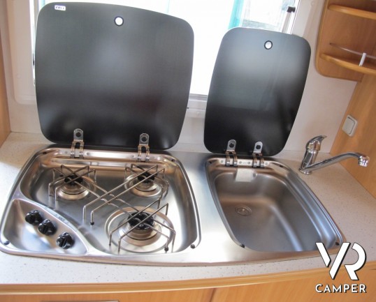 Chausson Welcome 22: camper mansardato usato con letti a castello, doppia dinette, mansarda per dormire, camper per famiglie, vendita camper torino dr