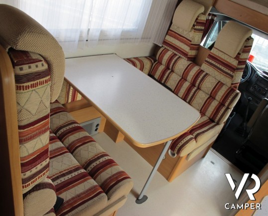 Chausson Welcome 22: camper mansardato usato con letti a castello, doppia dinette, mansarda per dormire, camper per famiglie, vendita camper torino dr