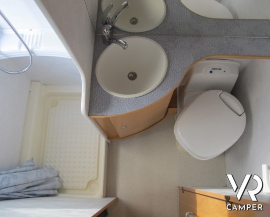 Chausson Welcome 22: camper mansardato usato con letti a castello, doppia dinette, mansarda per dormire, camper per famiglie, vendita camper torino dr