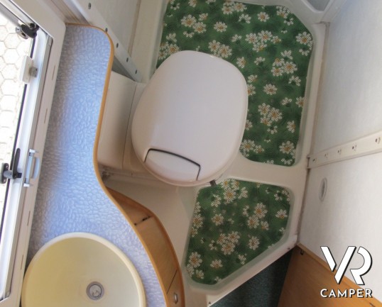 Chausson Welcome 55: camper usato semintegrale 4 posti letto, con veranda e portabici, ideale per famiglie