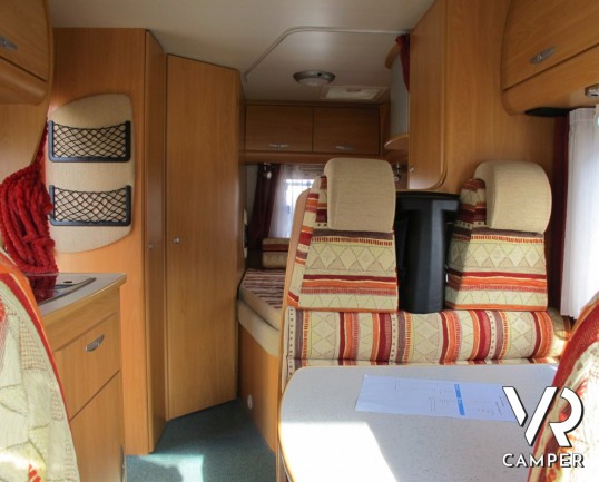 Chausson Welcome 55: camper usato semintegrale 4 posti letto, con veranda e portabici, ideale per famiglie