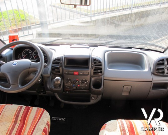 Chausson Welcome 55: camper usato semintegrale 4 posti letto, con veranda e portabici, ideale per famiglie