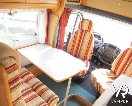 Chausson Welcome 55: camper usato semintegrale 4 posti letto, con veranda e portabici, ideale per famiglie