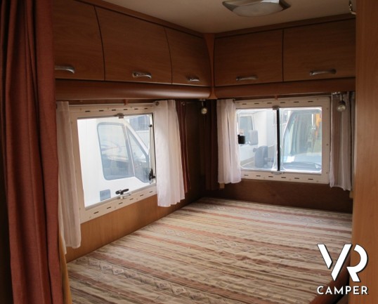 Chausson Welcome 85: camper usato semintegrale, 4 posti letto, con veranda e climatizzatore, ideale per famiglie