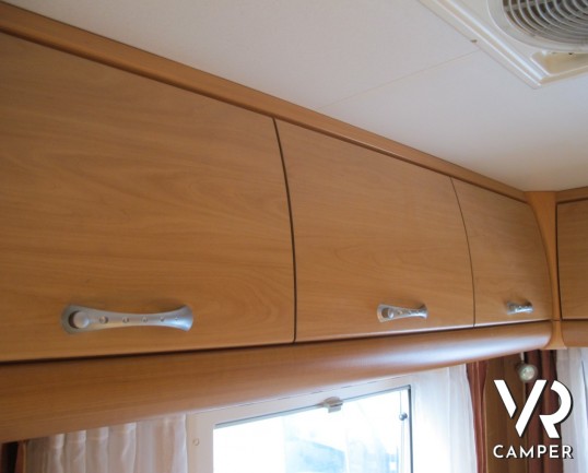 Chausson Welcome 85: camper usato semintegrale, 4 posti letto, con veranda e climatizzatore, ideale per famiglie