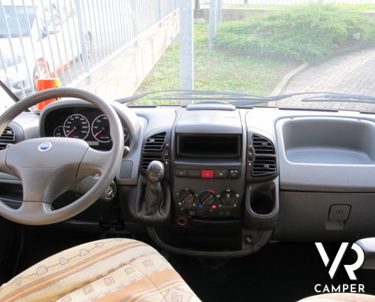 Chausson Welcome 85: camper usato semintegrale, 4 posti letto, con veranda e climatizzatore, ideale per famiglie