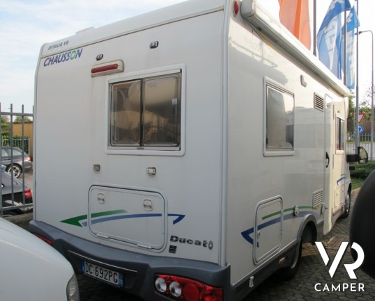Chausson Welcome 85: camper usato semintegrale, 4 posti letto, con veranda e climatizzatore, ideale per famiglie