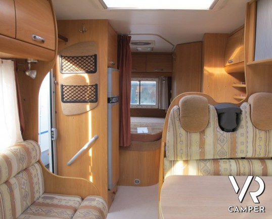 Chausson Welcome 85: camper usato semintegrale, 4 posti letto, con veranda e climatizzatore, ideale per famiglie