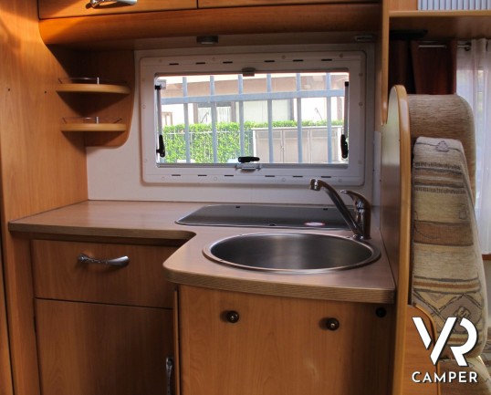 Chausson Welcome 85: camper usato semintegrale, 4 posti letto, con veranda e climatizzatore, ideale per famiglie