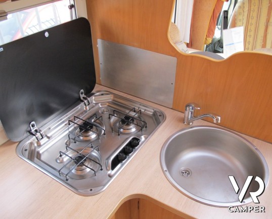 Chausson Welcome 85: camper usato semintegrale, 4 posti letto, con veranda e climatizzatore, ideale per famiglie