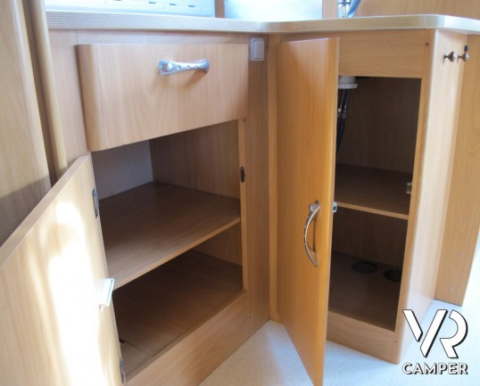 Chausson Welcome 85: camper usato semintegrale, 4 posti letto, con veranda e climatizzatore, ideale per famiglie