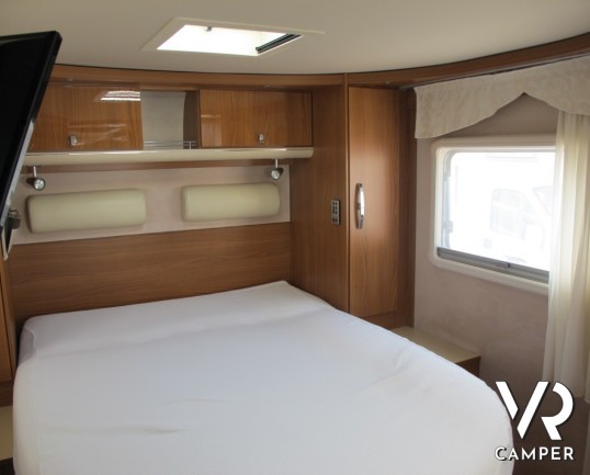 Hymer B 698 SL: camper motorhome usato con pochissimi km, 4 posti letto, climatizzatore, antenna satellitare, tappezzeria in pelle, vendita camper a T