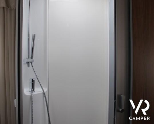 Hymer B 698 SL: camper motorhome usato con pochissimi km, 4 posti letto, climatizzatore, antenna satellitare, tappezzeria in pelle, vendita camper a T