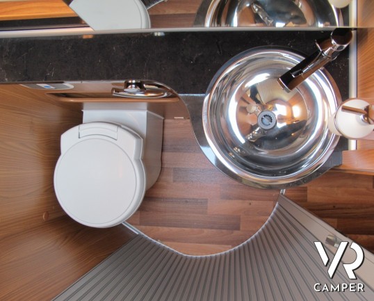 Hymer B 698 SL: camper motorhome usato con pochissimi km, 4 posti letto, climatizzatore, antenna satellitare, tappezzeria in pelle, vendita camper a T