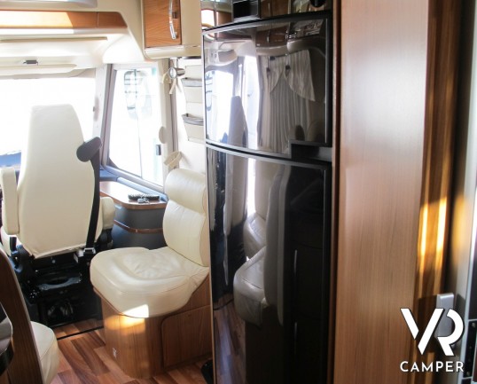 Hymer B 698 SL: camper motorhome usato con pochissimi km, 4 posti letto, climatizzatore, antenna satellitare, tappezzeria in pelle, vendita camper a T