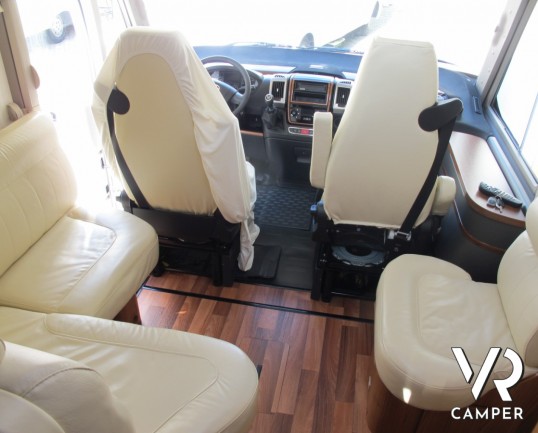 Hymer B 698 SL: camper motorhome usato con pochissimi km, 4 posti letto, climatizzatore, antenna satellitare, tappezzeria in pelle, vendita camper a T