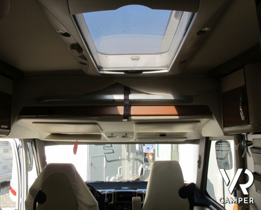 Hymer B 698 SL: camper motorhome usato con pochissimi km, 4 posti letto, climatizzatore, antenna satellitare, tappezzeria in pelle, vendita camper a T