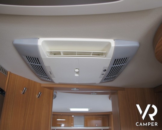 Hymer B 698 SL: camper motorhome usato con pochissimi km, 4 posti letto, climatizzatore, antenna satellitare, tappezzeria in pelle, vendita camper a T