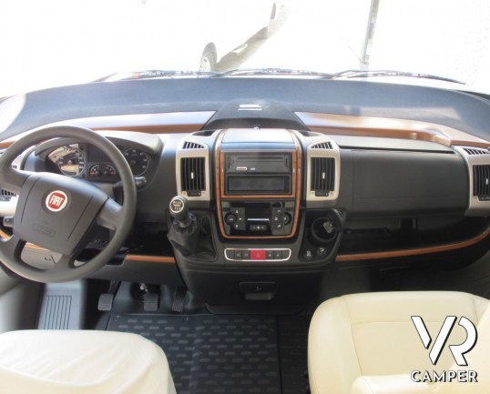 Hymer B 698 SL: camper motorhome usato con pochissimi km, 4 posti letto, climatizzatore, antenna satellitare, tappezzeria in pelle, vendita camper a T