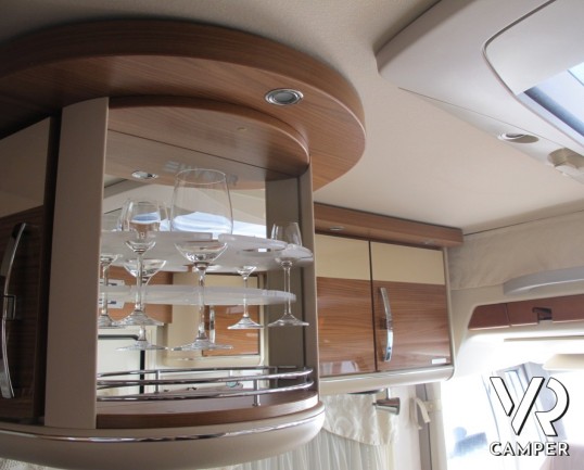 Hymer B 698 SL: camper motorhome usato con pochissimi km, 4 posti letto, climatizzatore, antenna satellitare, tappezzeria in pelle, vendita camper a T