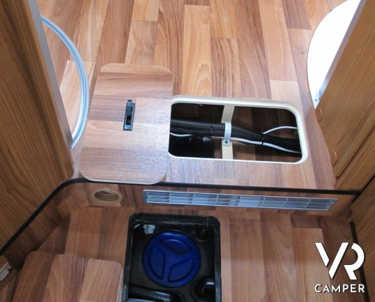 Hymer B 698 SL: camper motorhome usato con pochissimi km, 4 posti letto, climatizzatore, antenna satellitare, tappezzeria in pelle, vendita camper a T