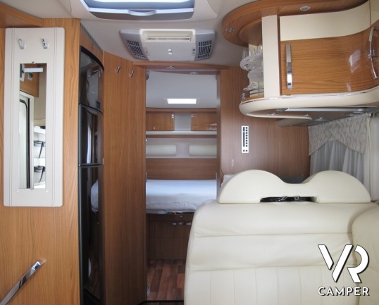 Hymer B 698 SL: camper motorhome usato con pochissimi km, 4 posti letto, climatizzatore, antenna satellitare, tappezzeria in pelle, vendita camper a T