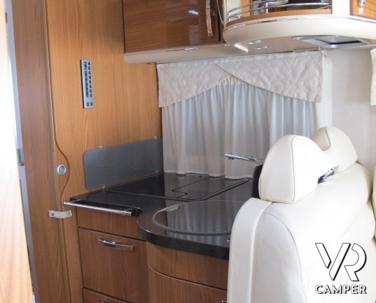 Hymer B 698 SL: camper motorhome usato con pochissimi km, 4 posti letto, climatizzatore, antenna satellitare, tappezzeria in pelle, vendita camper a T