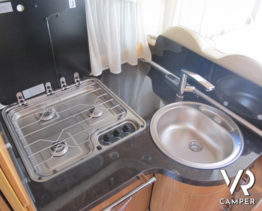 Hymer B 698 SL: camper motorhome usato con pochissimi km, 4 posti letto, climatizzatore, antenna satellitare, tappezzeria in pelle, vendita camper a T