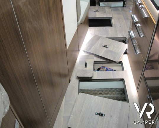 Hymer BMC-I 580: motorhome 4 posti con letti gemelli in coda, bagno con doccia separata. Meccanica Mercedes Sprinter, Euro 6, patente B