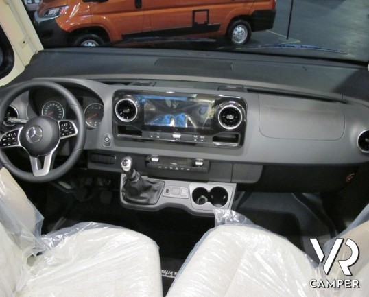 Hymer BMC-I 580: motorhome 4 posti con letti gemelli in coda, bagno con doccia separata. Meccanica Mercedes Sprinter, Euro 6, patente B