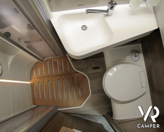 Hymer BMC-I 580: motorhome 4 posti con letti gemelli in coda, bagno con doccia separata. Meccanica Mercedes Sprinter, Euro 6, patente B