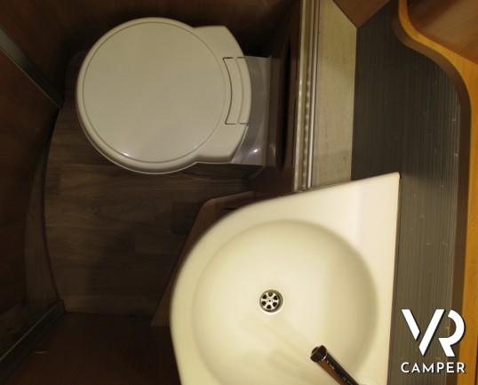 Hymer Exsis I 594: camper nuovo con letto matrimoniale trasversale in coda, bagno e doccia separati, 4 posti letto, camper nuovo 2019