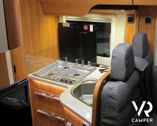 Hymer Exsis I 594: camper nuovo con letto matrimoniale trasversale in coda, bagno e doccia separati, 4 posti letto, camper nuovo 2019