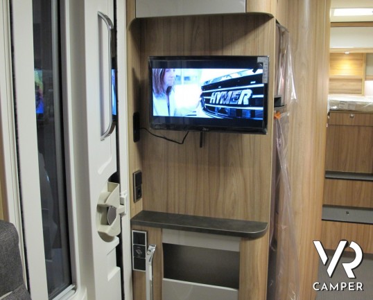 Hymer Exsis-I 678 - camper motorhome con letti gemelli in coda, cucina a L, bagno e doccia separati