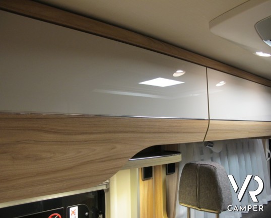 Hymer Exsis-I 678 - camper motorhome con letti gemelli in coda, cucina a L, bagno e doccia separati