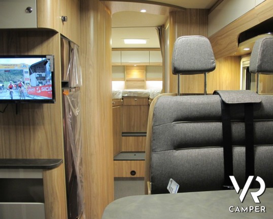 Hymer Exsis-I 678 - camper motorhome con letti gemelli in coda, cucina a L, bagno e doccia separati