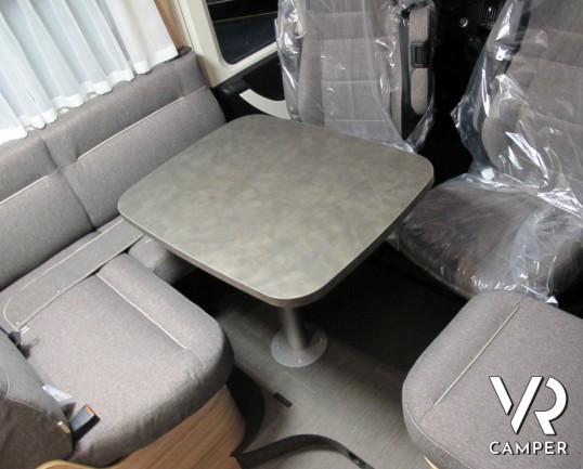 Hymer Exsis-I 678 - camper motorhome con letti gemelli in coda, cucina a L, bagno e doccia separati