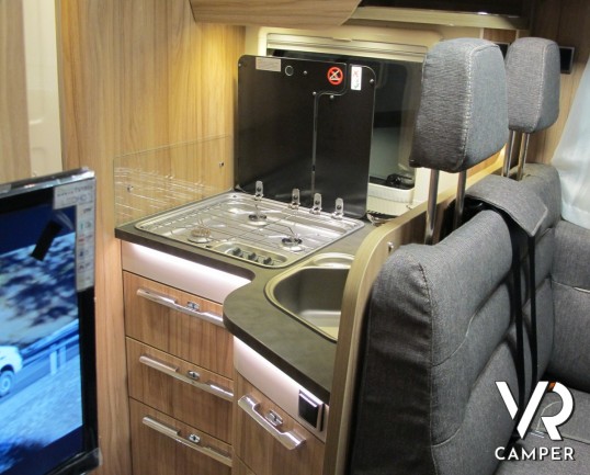 Hymer Exsis-I 678 - camper motorhome con letti gemelli in coda, cucina a L, bagno e doccia separati